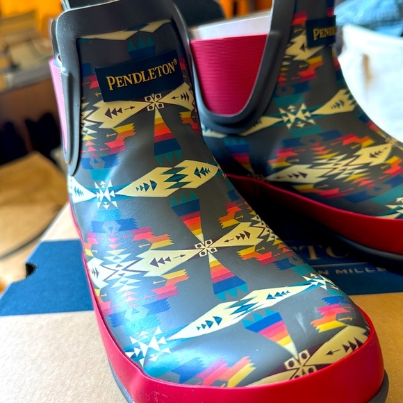 NWT $120 Pendleton Tucson Waterproof Chelsea Ankle Rubber Rain Boot Gray Red Sz6 - Picture 9 of 13